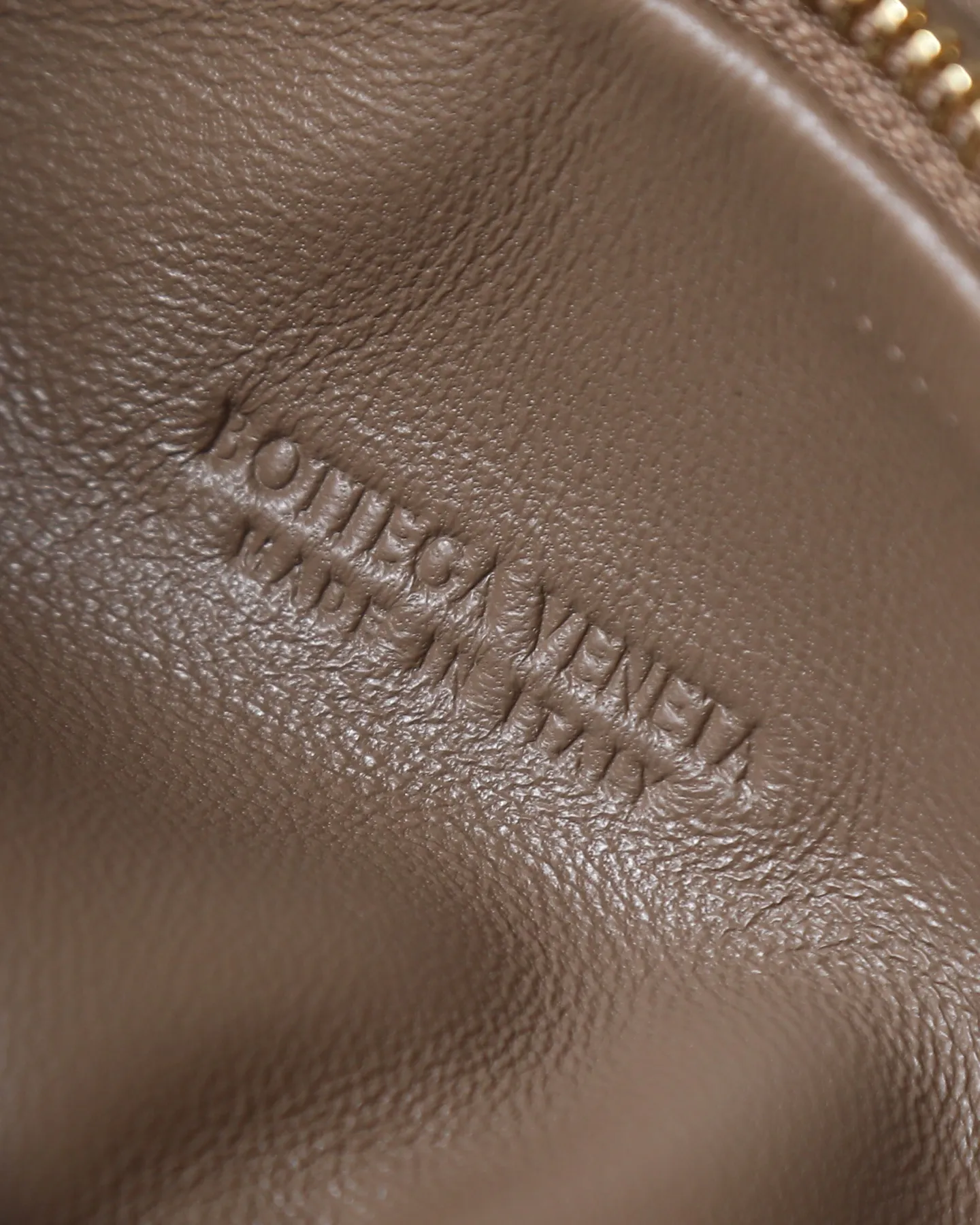 800. Bottega veneta͙.——-The latest braided and knotted hobo🔥 The top-grade lambskin leather is very soft, the bag shape is unique, practical and durable. It retains the traditional weaving elements while being a bit more flamboyant ~ Made of hand-woven sheepskin, zipper opening and closing, curved seamless structure, effortless to match. Highly recommended⚠️⚠️⚠️ The most high-end in the market🌈Welcome to compare [Factory complete package] size: 23x15x5cm.   Model: 651876